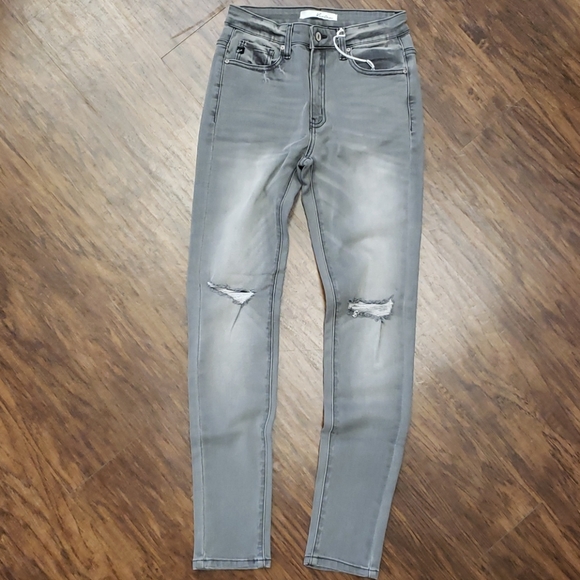 Mid-Rise Distressed Knee Skinny. - Picture 7 of 8